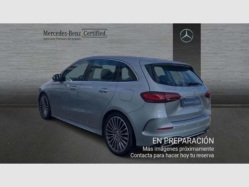 Usado Mercedes B200 AMG line 150 CV (110 kW) 2025 Gris / plateado Monovolumen
