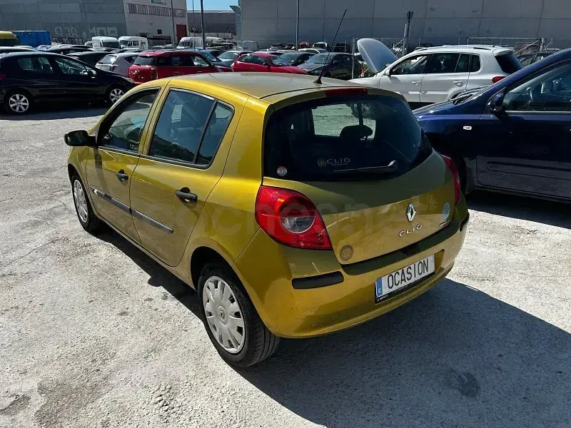Usado Renault Clio II Life 75 CV (55 kW) 2006 Amarillo Berlina