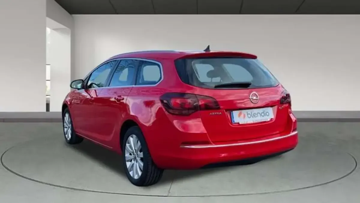 Usado Opel Astra Excellence 136 CV (100 kW) 2015 Rojo Utilitario