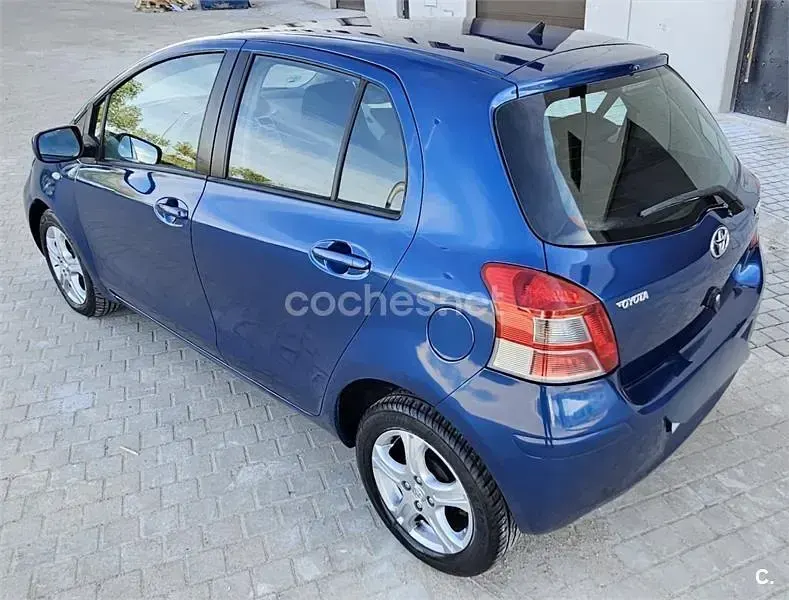 Usado Toyota Yaris 101 CV (74 kW) 2010 Azul Utilitario