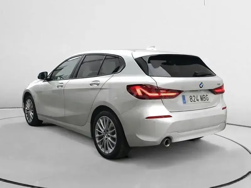 Usado BMW 118 Comfort Edition 140 CV (102 kW) 2022 Gris / plata Utilitario