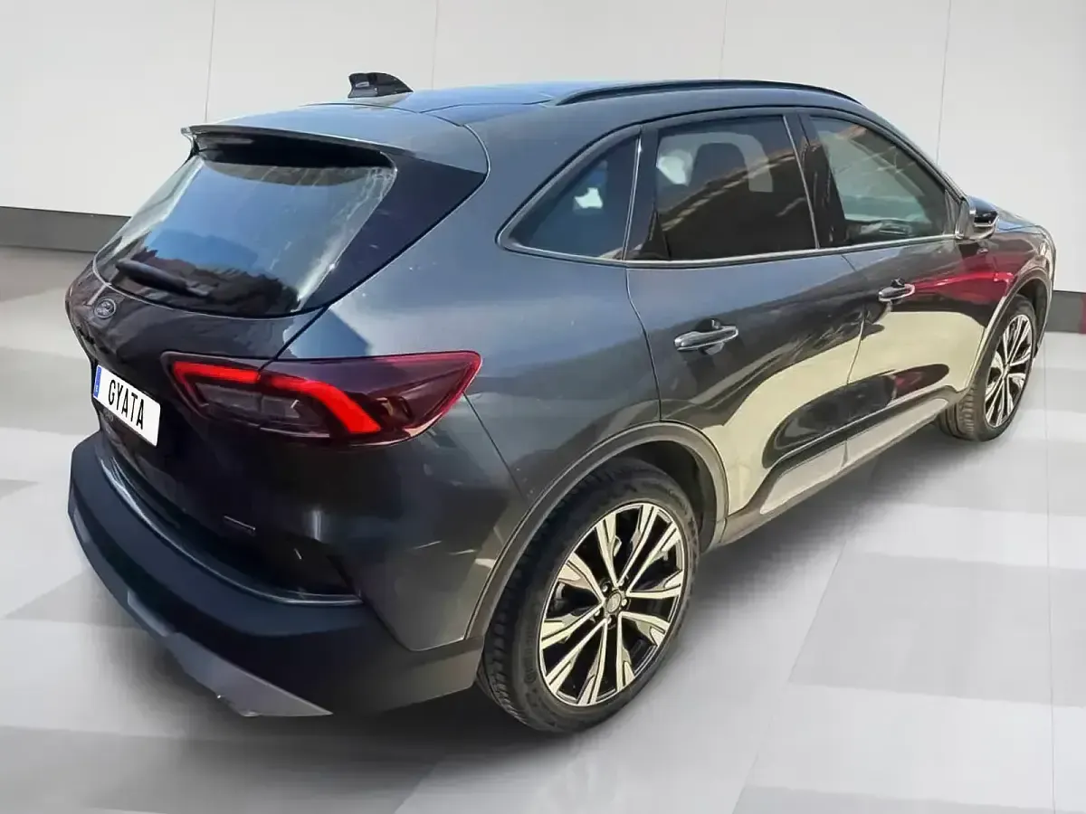 Usado Ford Kuga Active X 243 CV (178 kW) 2025 Gris / plata SUV