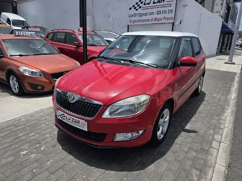 Usado Skoda Fabia Ambition 60 CV (44 kW) 2011 Rojo Berlina