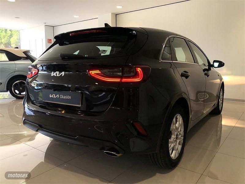 Usado Kia Ceed 100 CV (73 kW) 2023 Negro Utilitario