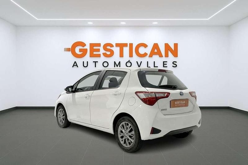 Usado Toyota Yaris Hybrid Active 99 CV (72 kW) 2020 Blanco Utilitario