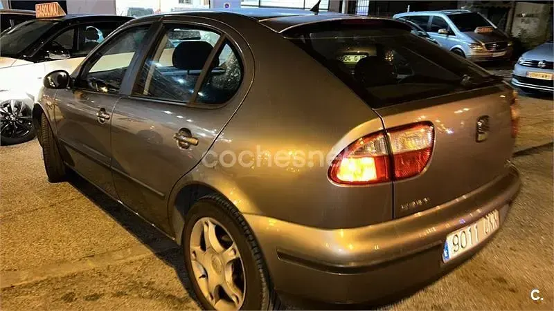Usado Seat Leon Stella 110 CV (80 kW) 2003 Gris / plata Utilitario
