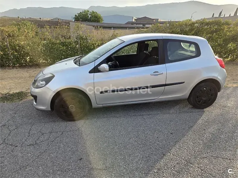 Usado Renault Clio II Authentique 70 CV (51 kW) 2006 Gris / plata Berlina