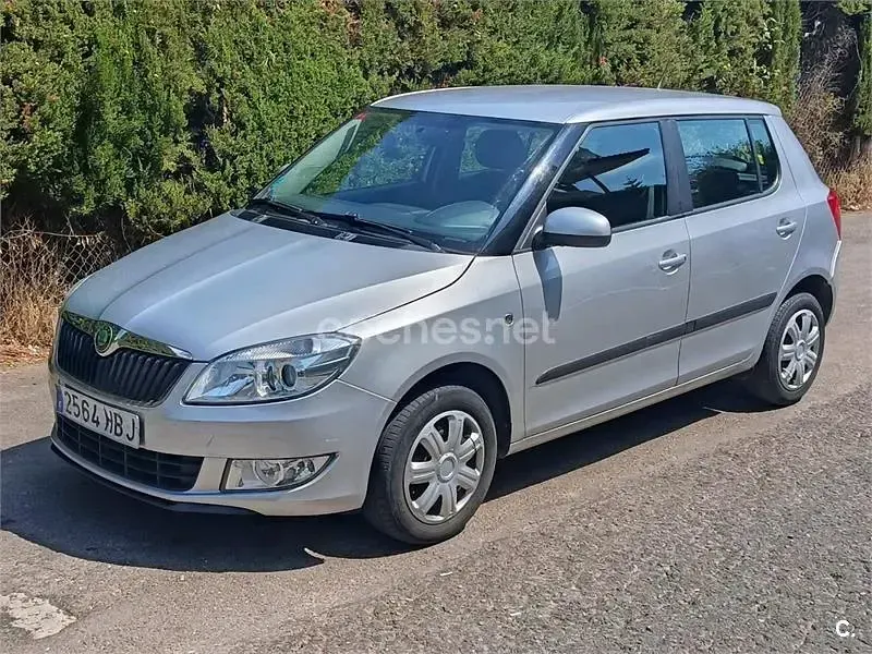 Usado Skoda Fabia 60 CV (44 kW) 2011 Gris / plata Berlina
