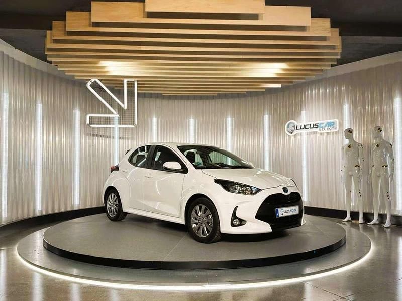 Usado Toyota Yaris Hybrid Active 116 CV (85 kW) 2023 Blanco Utilitario