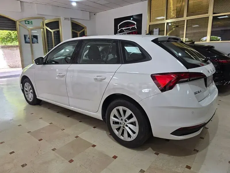 Usado Skoda Scala Essence 115 CV (84 kW) 2024 Blanco Utilitario