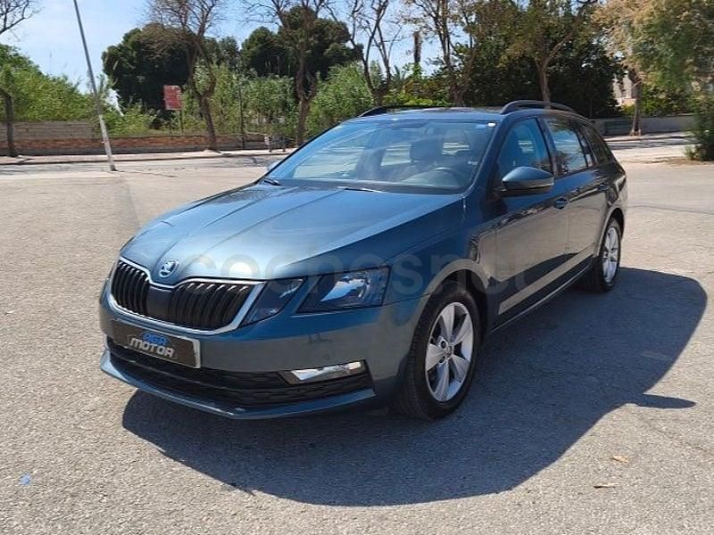 Usado Skoda Octavia Style 130 CV (95 kW) 2020 Gris / plata Familiar