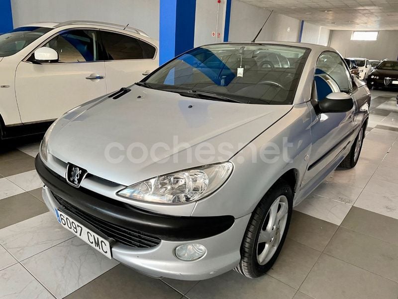 Gris / plata Usado 2004 Peugeot 206 CC Descapotable | 3990 € - Imagen 1/4