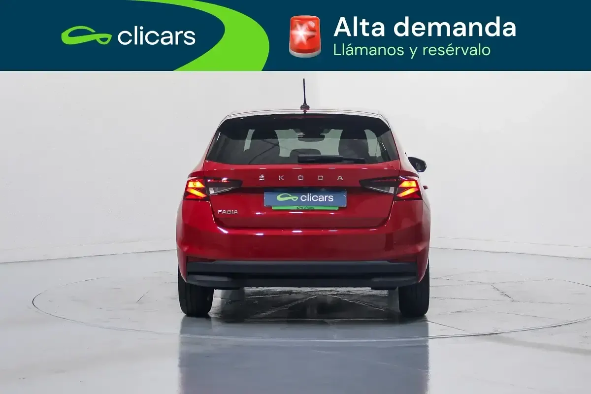 Usado Skoda Fabia 95 CV (69 kW) 2022 Rojo Utilitario