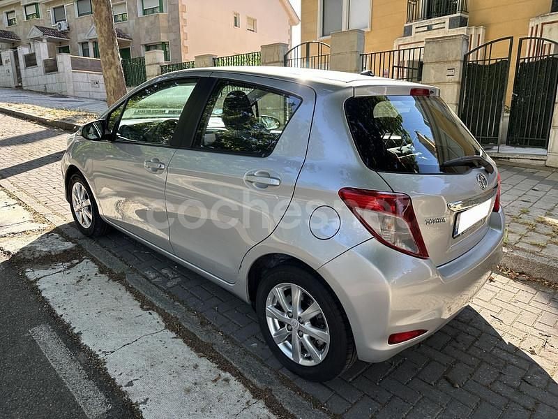 Usado Toyota Yaris Active 69 CV (50 kW) 2012 Gris / plata Berlina