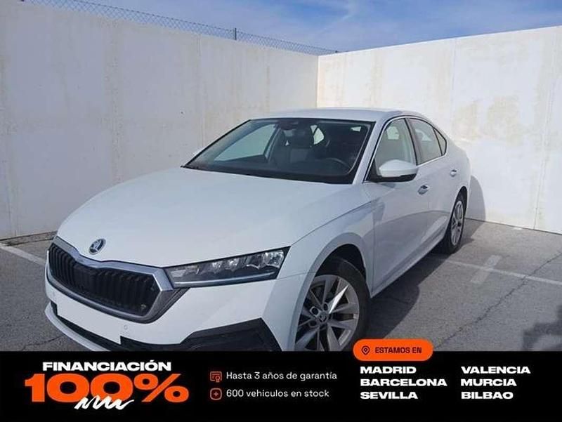 Usado Skoda Octavia Ambition 116 CV (85 kW) 2022 Blanco Familiar