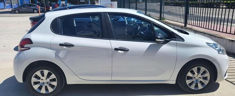 Usado Peugeot 208 Access 75 CV (55 kW) 2017 Blanco Utilitario