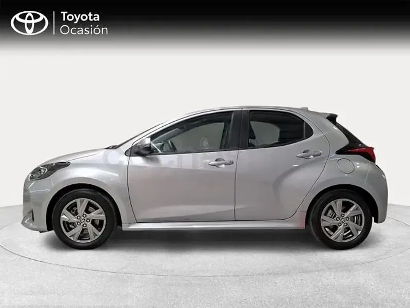 Usado Toyota Yaris Hybrid Active 116 CV (85 kW) 2025 Gris / plata Berlina