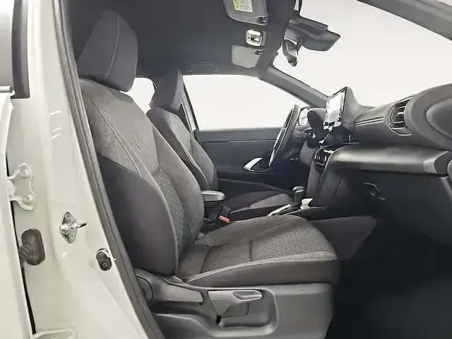 Usado Toyota Yaris Hybrid Active 116 CV (85 kW) 2023 Blanco Pickup/Camioneta