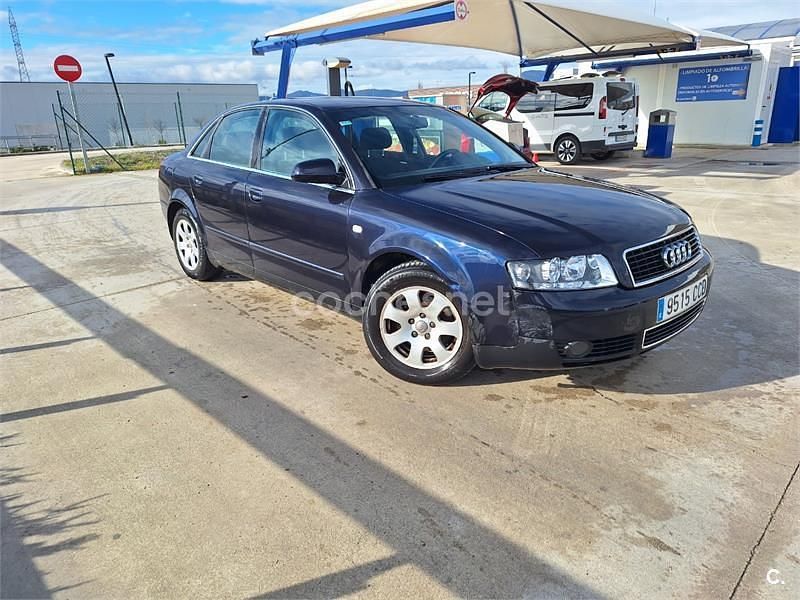 Usado Audi A4 130 CV (95 kW) 2002 Azul Berlina