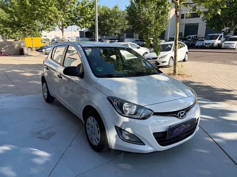 Usado Hyundai i20 85 CV (62 kW) 2013 Blanco Utilitario