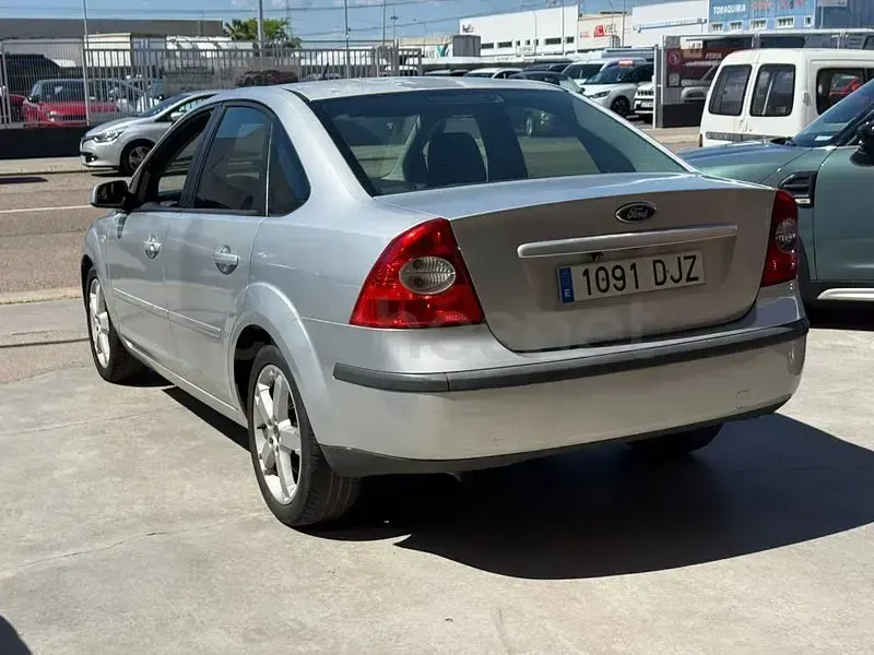 Usado Ford Focus Sport 145 CV (106 kW) 2005 Gris / plata Berlina