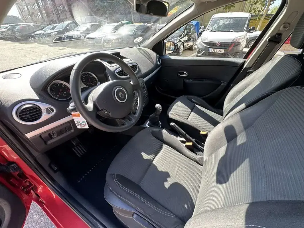 Usado Renault Clio Dynamique 101 CV (74 kW) 2012 Rojo Utilitario