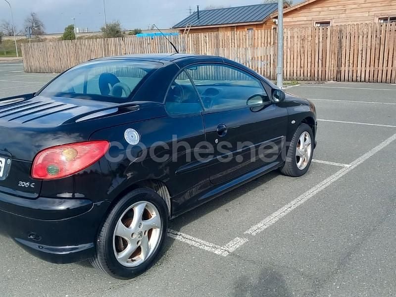 Usado Peugeot 206 110 CV (80 kW) 2006 Negro Berlina