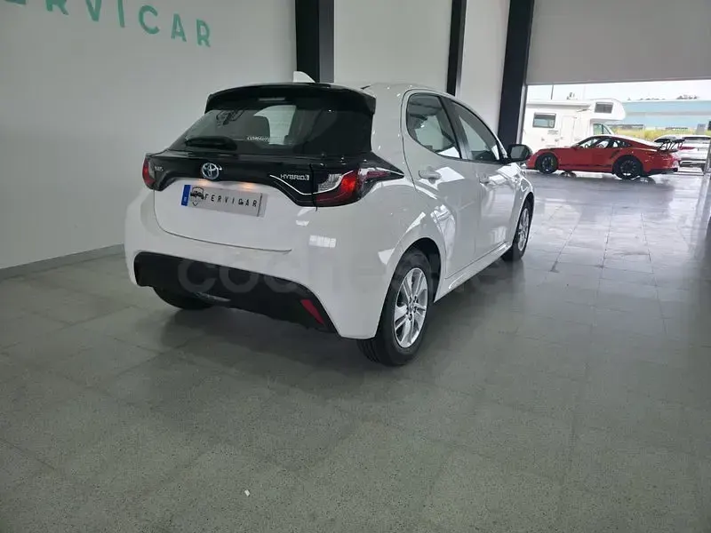 Usado Toyota Yaris Hybrid Active 116 CV (85 kW) 2021 Blanco Berlina