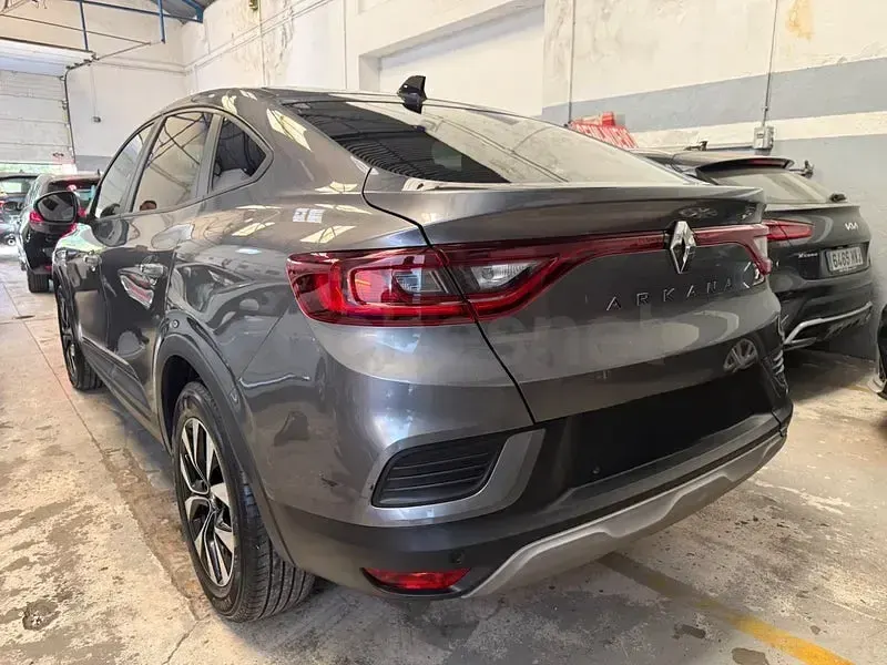 Usado Renault Arkana Techno 140 CV (102 kW) 2023 Gris / plata SUV