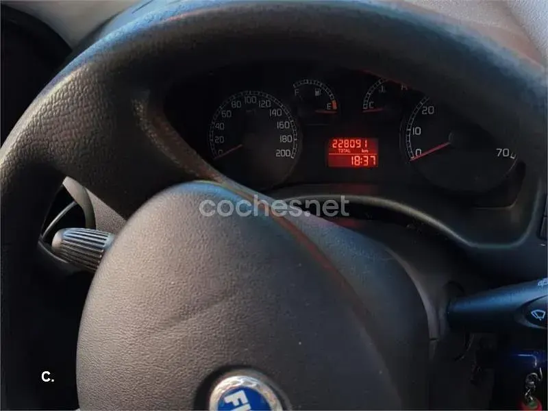 Usado Fiat Punto Dynamic 60 CV (44 kW) 2005 Gris / plata Utilitario