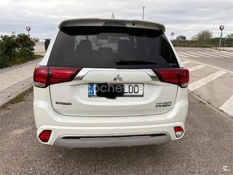 Usado Mitsubishi Outlander P-HEV Motion 224 CV (164 kW) 2020 Blanco SUV