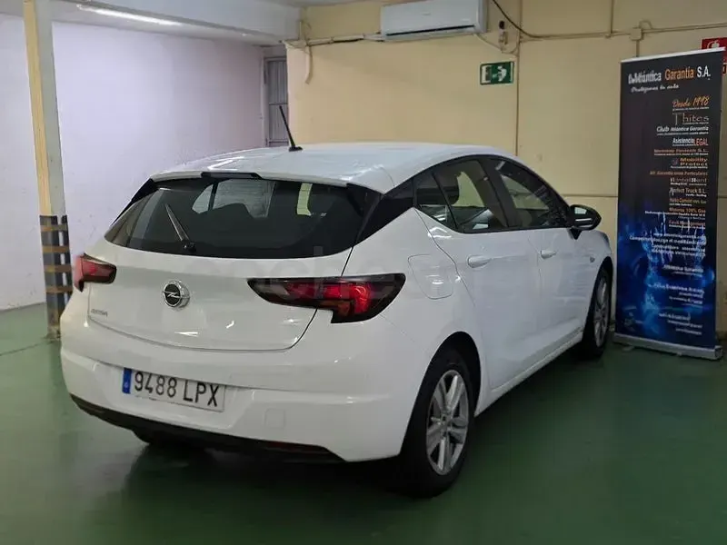 Usado Opel Astra Edition 105 CV (77 kW) 2021 Blanco Berlina