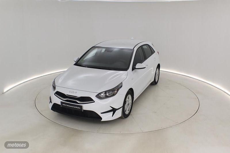Blanco Usado 2024 Kia Ceed Berlina | 19.740 € (Precio justo) - Imagen 1/3