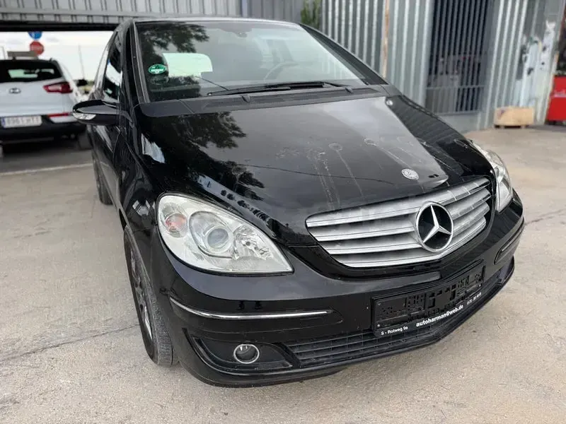Usado Mercedes B200 136 CV (100 kW) 2005 Negro Monovolumen