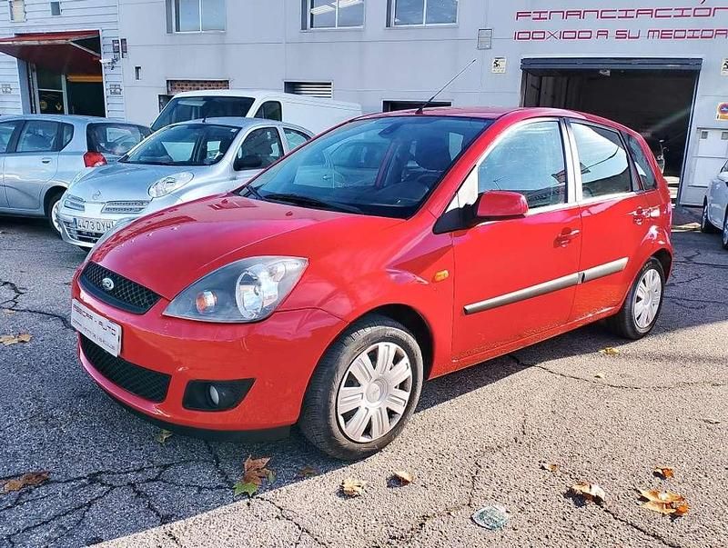 Usado Ford Fiesta 80 CV (58 kW) 2007 Rojo Utilitario