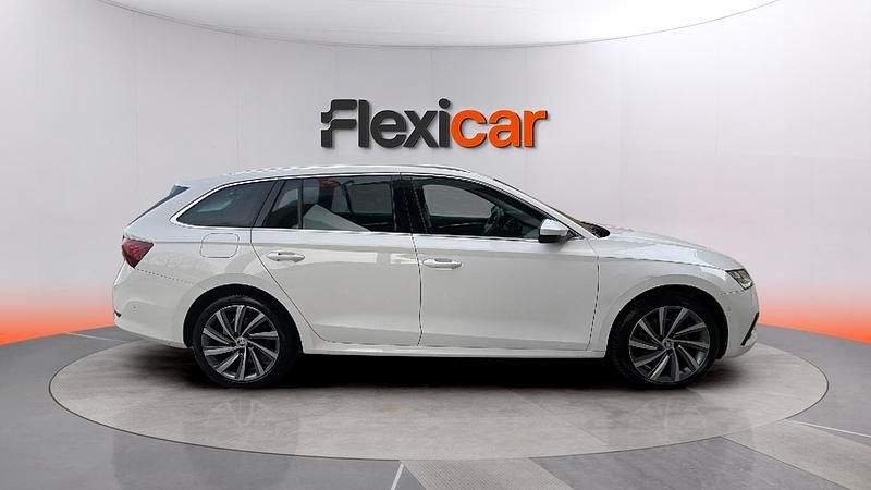 Usado Skoda Octavia Style 150 CV (110 kW) 2021 Blanco Familiar