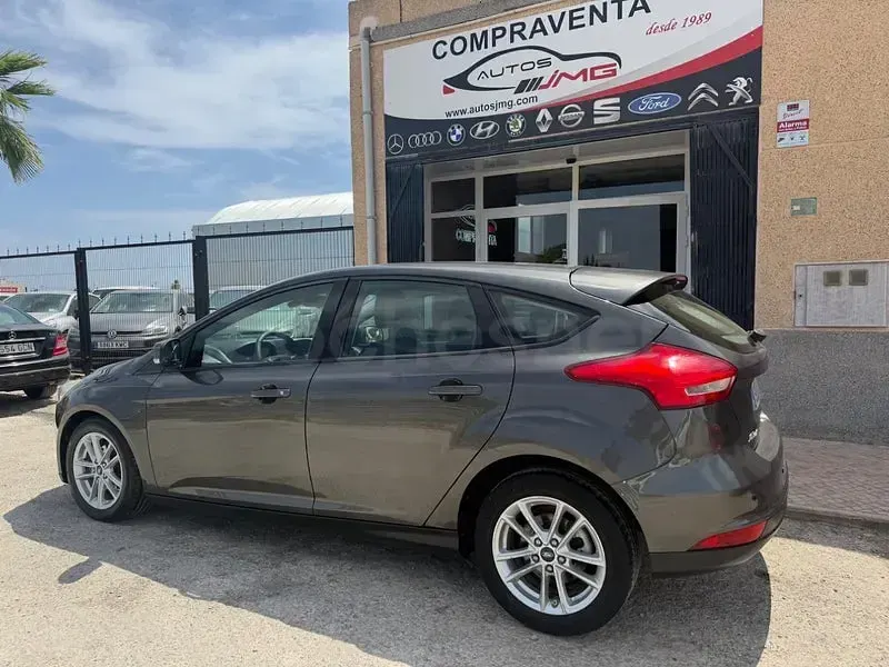 Usado Ford Focus Trend 125 CV (91 kW) 2017 Gris / plata Berlina