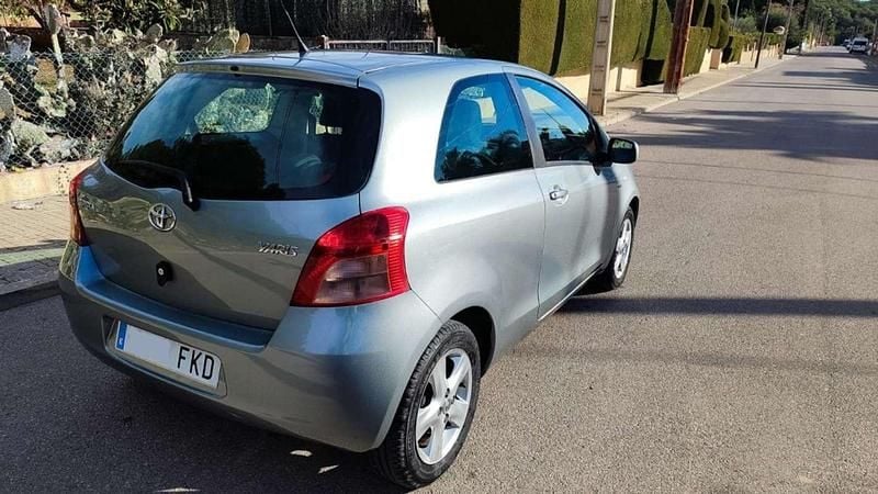 Usado Toyota Yaris Luna 90 CV (66 kW) 2007 Plateado Utilitario