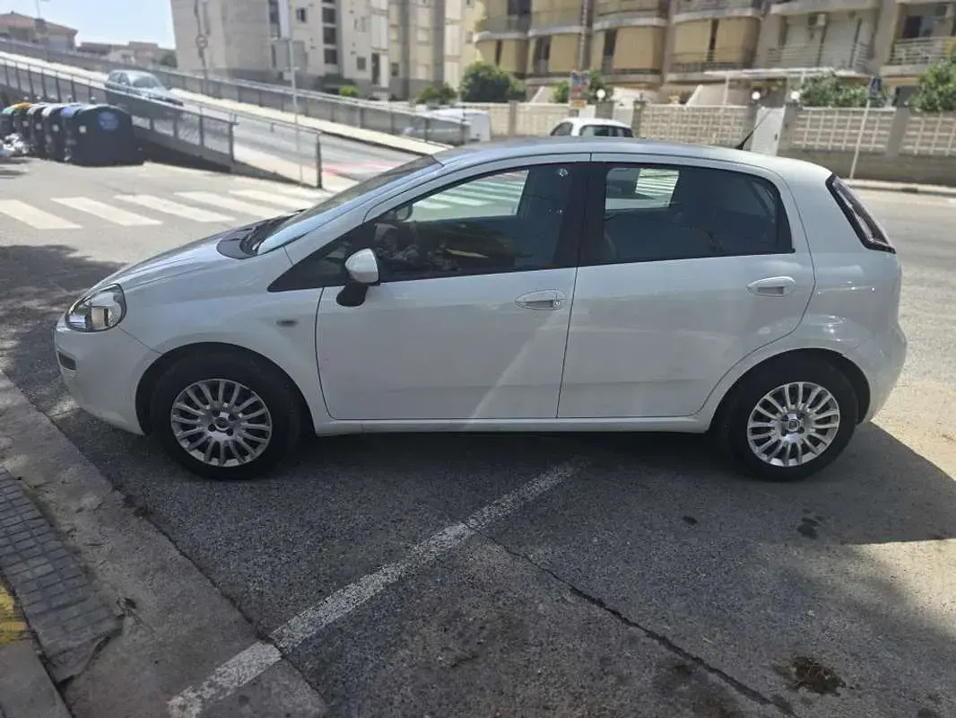 Usado Fiat Punto Lounge 69 CV (50 kW) 2014 Blanco Utilitario