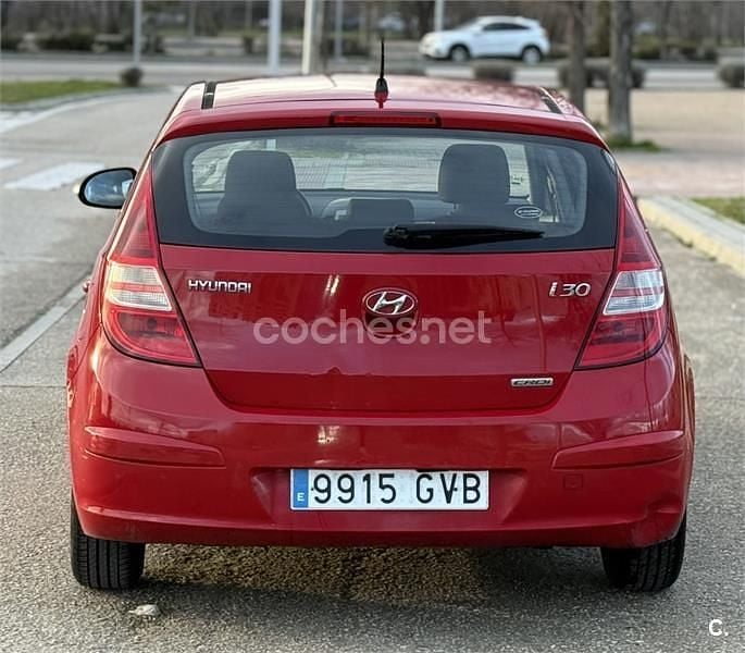 Usado Hyundai i30 Comfort 90 CV (66 kW) 2010 Rojo Berlina
