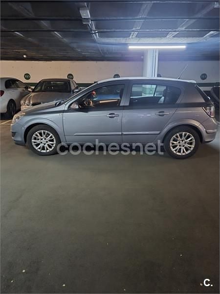 Usado Opel Astra Enjoy 115 CV (84 kW) 2009 Gris / plata Berlina