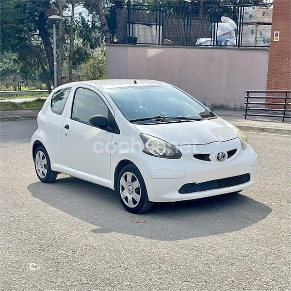 Usado Toyota Aygo 68 CV (50 kW) 2009 Blanco Utilitario