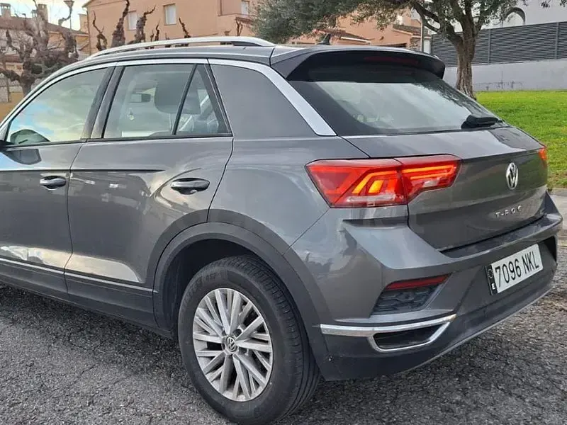 Usado VW T-Roc Sportline 150 CV (110 kW) 2018 Gris / plata SUV