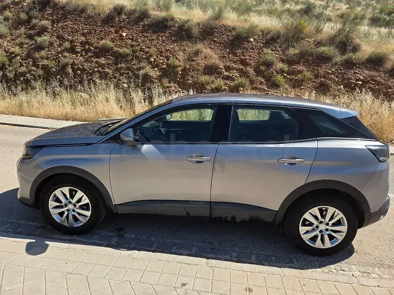 Usado Peugeot 3008 Active 130 CV (95 kW) 2021 Negro SUV