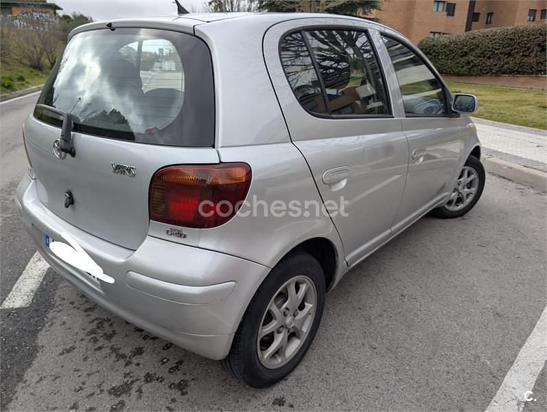 Usado Toyota Yaris Sol 75 CV (55 kW) 2004 Gris / plata Berlina