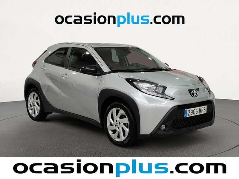 Usado Toyota Aygo Play 72 CV (52 kW) 2024 Gris Utilitario