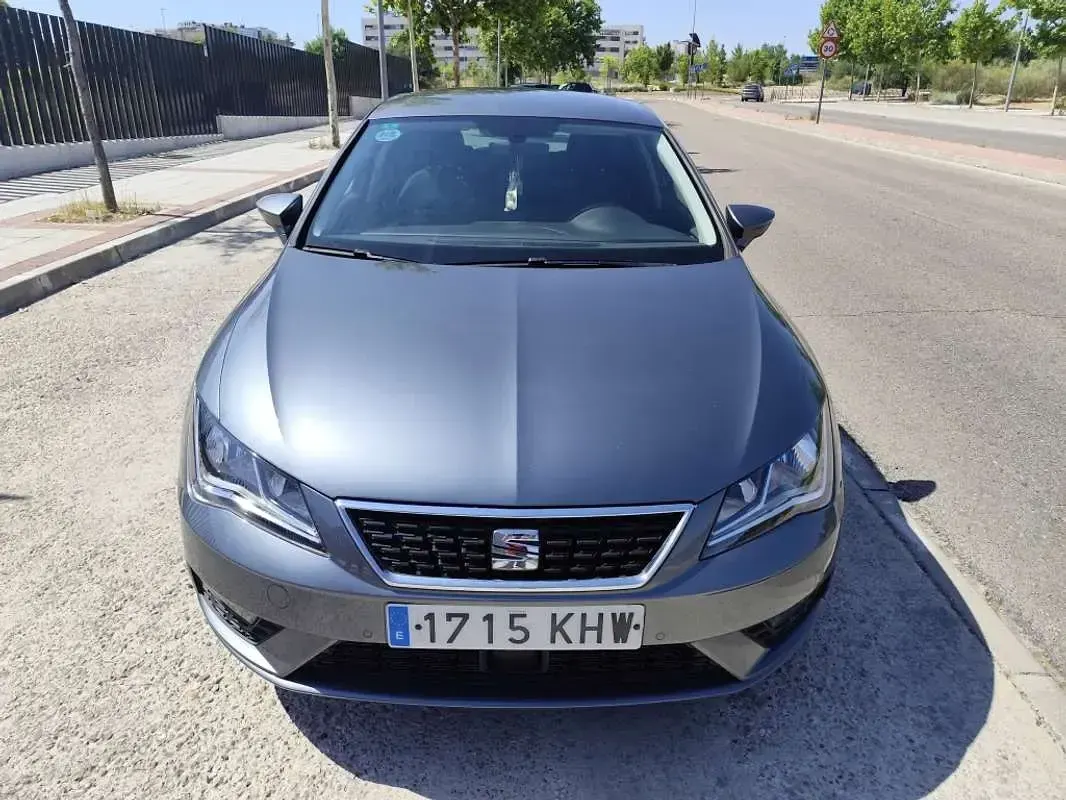Usado Seat Leon Style 110 CV (80 kW) 2018 Gris Utilitario