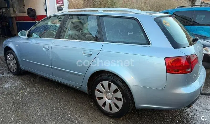 Usado Audi A4 140 CV (102 kW) 2005 Azul Familiar