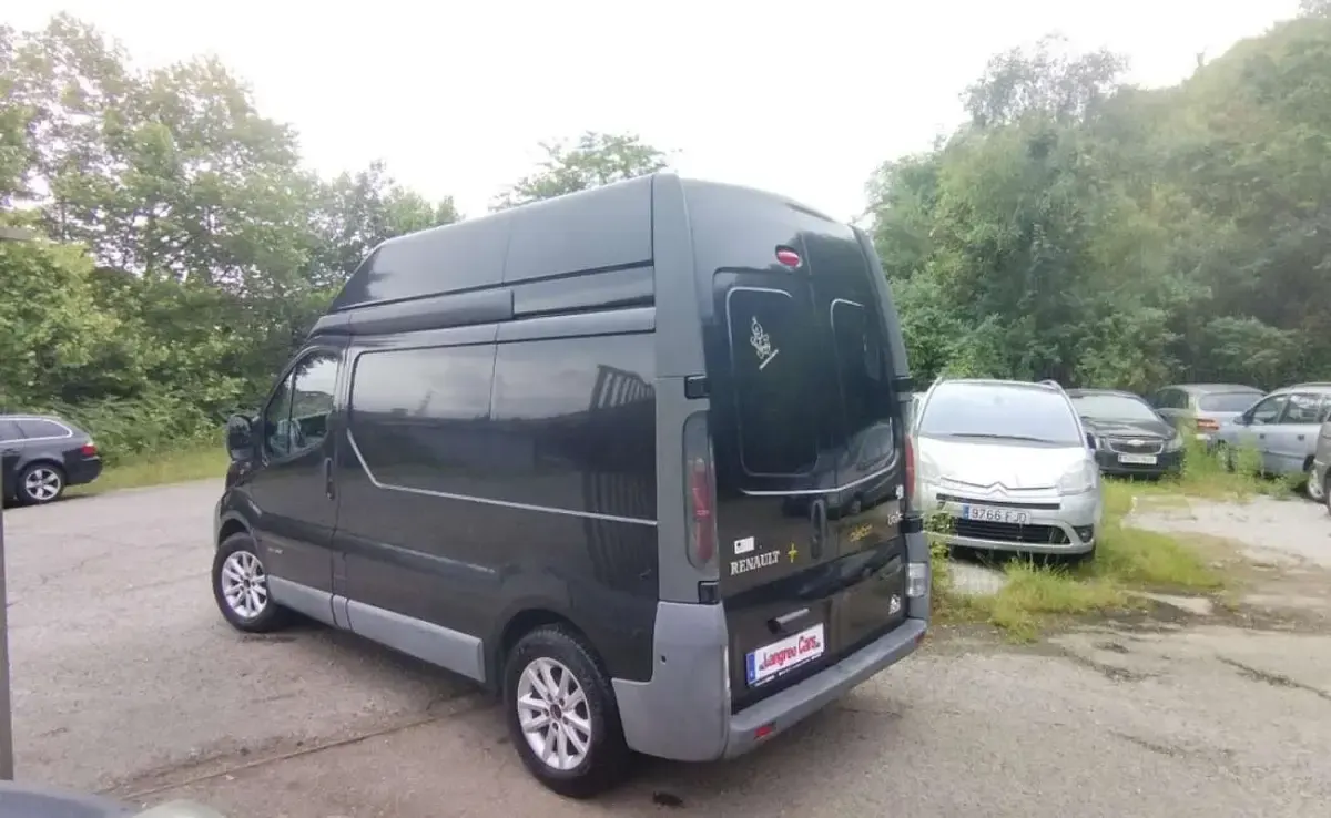 Usado Renault Trafic 99 CV (72 kW) 2006 Negro Monovolumen