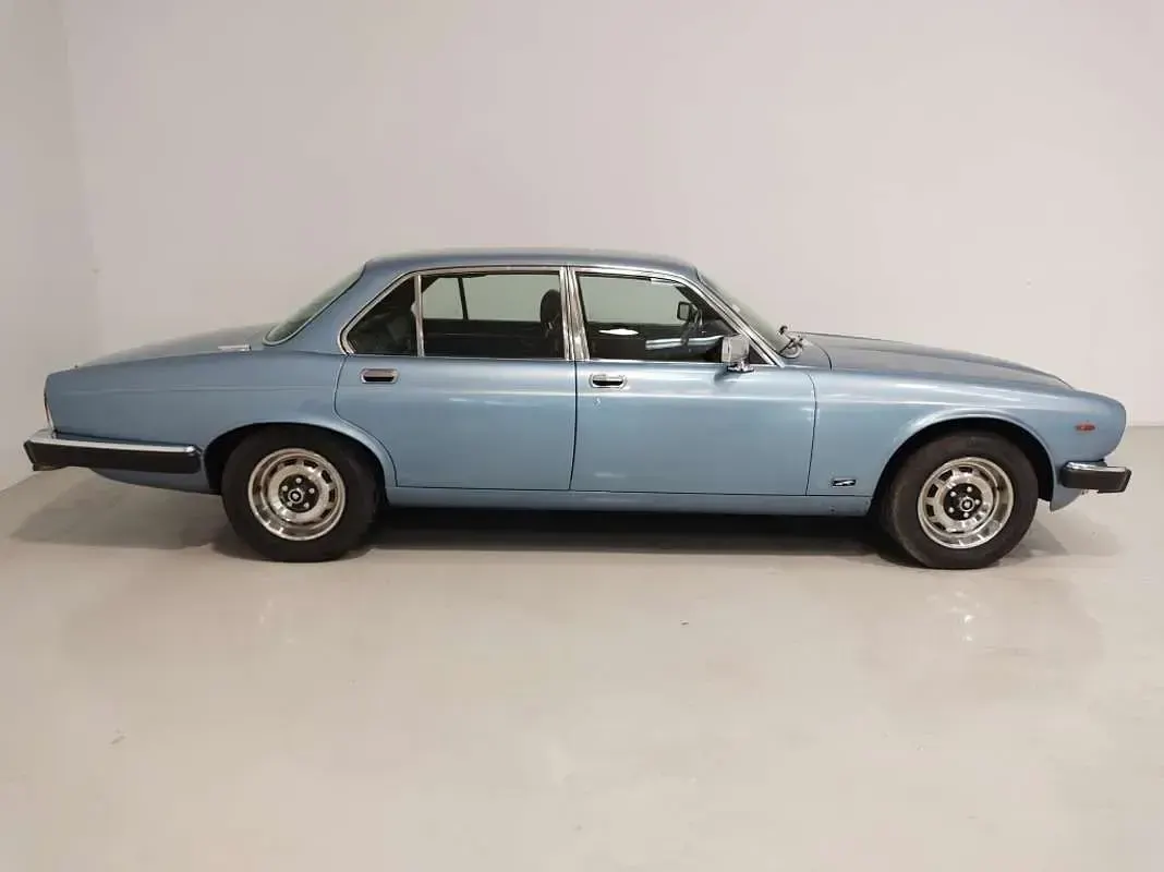 Usado Jaguar XJ6 Sovereign 204 CV (150 kW) 1982 Azul Berlina